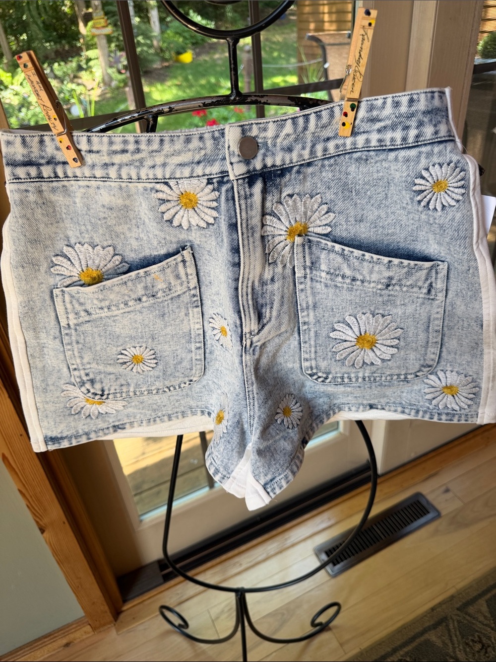 Mystery Daisy Embroidered Light Wash Denim Shorts - Women's Sz M Back White